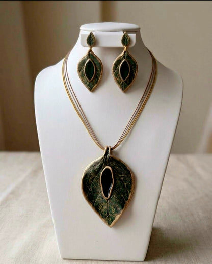 MIRAL INDIA  GREEN LEAF PENDANT SET