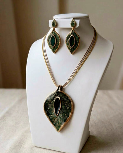 MIRAL INDIA  GREEN LEAF PENDANT SET