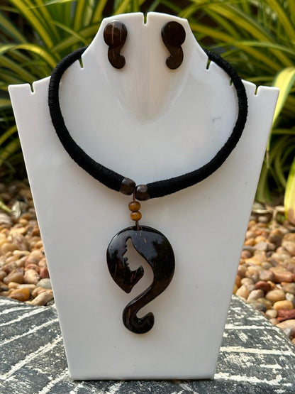THE FACE PENDANT NECKLACE SET WITH EARRINGS